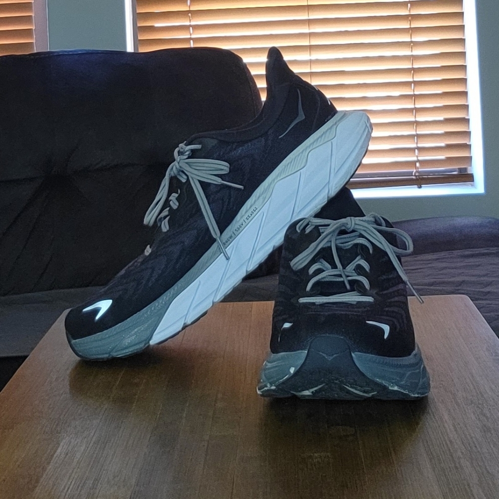 Hoka One One Men's Black and White Arahi 6 - removable insoles not included*